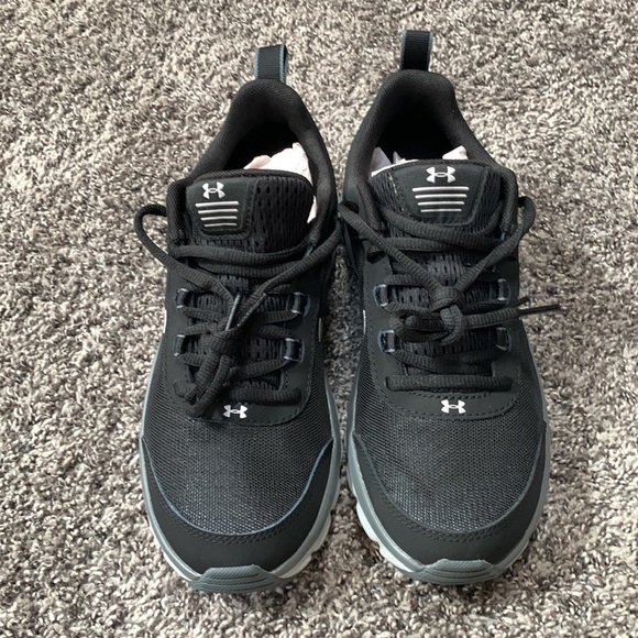 Brand New Under Armour Boys Sneakers - Picture 4 of 5